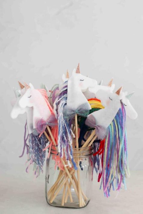 DIY Unicorn Wand Using Yarn Scraps Unicorn Decorations Diy, Diy Unicorn Party Decorations, Diy Unicorn Decorations, Diy Unicorn Crafts, Unicorn Wand, Diy Unicorn Birthday Party, Unicorn Gift Bags, Diy Unicorn Party, Yarn Scraps