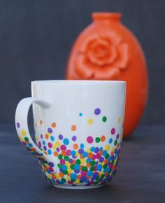 Make a super easy, adorable mug with just Q-tips and enamel paint! This would make a great gift! Diy Keramik, Plain Mugs, Diy Pottery Painting, Painted Coffee Mugs, Sharpie Crafts, Sharpie Mug, Paint Your Own Pottery, Diy Mugs, Pottery Painting Designs