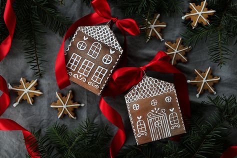 PEPPARKAKSHUSASK-FINASTE FÖRPACKNINGEN TILL DINA JULKLAPPAR — Hanna Wendelbo Design God Jul, Ikea Hack, Advent Calendar, Advent, Gift Wrapping, Novelty Christmas, Christmas Ornaments, Holiday Decor, Christmas