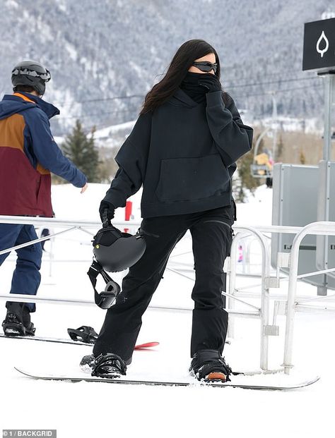 Kylie Jenner Ski, Snowboard Outfit Women, Black Ski Outfit, Snowboarding Outfit Women's, Snowboarding Women Outfit, Snow Outfit Ideas, Snow Outfits For Women, Mode Au Ski, Ski Outfit For Women