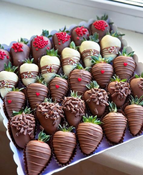 Coated Strawberries, Strawberries Ideas, Strawberry Ideas, Strawberry Recipe, Chocolate Covered Strawberry Recipe, Cake Pop Decorating, Miniature Inspiration, Covered Strawberry, Food Decor