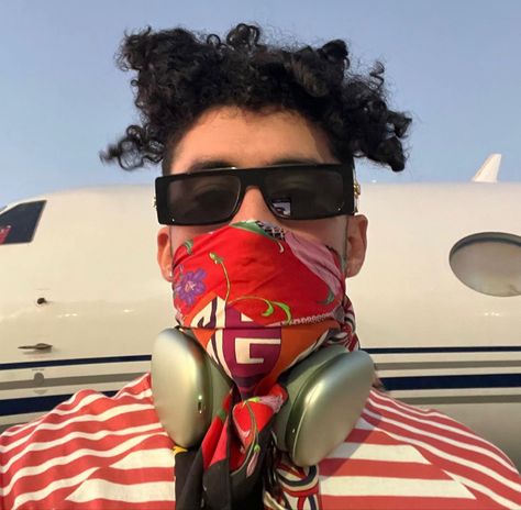 Bad Bunny on his way to Puerto Rico | El Conejo Malo va a Puerto Rico Bunny Selfie, Bad Bunny New Album Cover, Bunny Pics, Bunny Wallpaper, Bunny Pictures, The Boy Is Mine, Bad Bunny, Billie Eilish, Vr Goggle