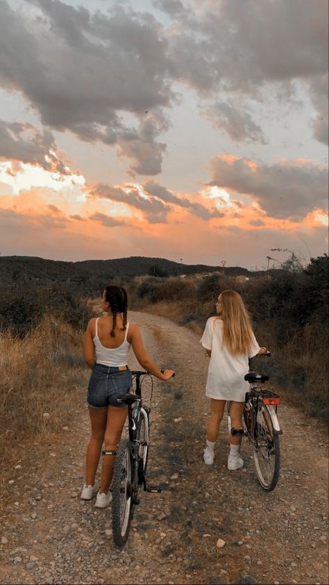 Bycicle Photo Ideas, Nieve Aesthetic, Hangout Ideas, Bike Pictures, Sisters Photoshoot, Bike Photoshoot, Hawaii Trip, Cycling Trips, Best Bud