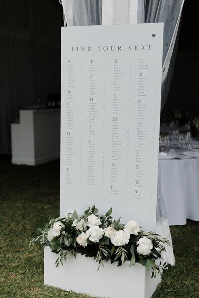 Modern White Seating Chart, White Acrylic Seating Chart Wedding, Diy Seating Plan Wedding, Sinages Design Wedding, Classic Seating Chart, Seating Chart Garden Wedding, Welcome Sign And Seating Chart Wedding, Flower Box Seating Chart, Minimalist Wedding Signage