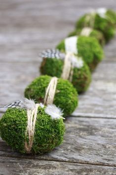 Eine schlichte Osterdeko Idee sind diese Eier aus Moos. Die Moos Ostereier eignen sich als natürliche Osterdeko bzw. Ostern Tischdeko. Die Mooseier sind eine Ostern Bastelidee, die man auch gut für ein Ostern Gesteck nutzen kann. Natural Easter Decor, Diy – Velikonoce, Diy Osterschmuck, Easter Arrangement, Sharpie Mug, Easy Easter Decorations, Easter Table Decorations, Easy Easter, Easter Table