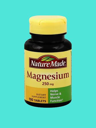 Magnesium: The Anti-Stress Secret #Refinery29 Magnesium Glycinate Benefits, Magnesium Pills, Dopamine Diet, Magnesium Foods, Magnesium Deficiency Symptoms, Calcium Deficiency, Low Magnesium, Magnesium Benefits, Magnesium Glycinate