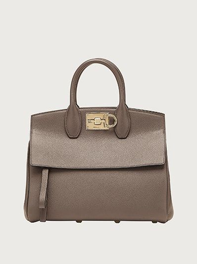 Vara Bow cross body bag (M) - Women - Women - Salvatore Ferragamo EU Ferragamo Studio Bag, Studio Bag, Metallic Flats, Belt Accessories, Bago, Kate Spade Top Handle Bag, Salvatore Ferragamo, Top Handle, Cross Body