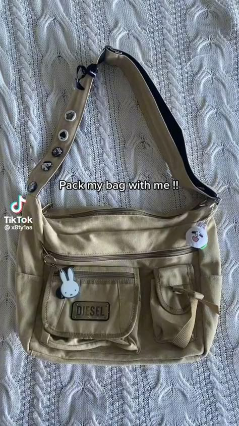 Vacation Packing Tips, Messanger Bag, School Bag Essentials, Charmmy Kitty, Beach Packing, Inside My Bag, Purse Essentials, Aesthetic Bags, Handbag Essentials