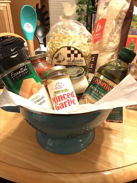 Pasta Gift Basket: noodles, sauce, garlic, olive oil, grated cheese, baguette, hand towels, strainer, pasta spoons Pasta Gift Basket Ideas, Church Basket, Diy Last Minute Christmas Gifts, Pasta Gift Basket, Dinner Gift Basket, Cheese Baguette, Noodles Sauce, Basket Raffle, Pasta Gifts