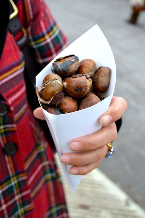 Roasted chestnuts on the streets of France - from www.Thelondoner.me blog Christmas Market Food, World Street Food, Champs Élysées, European Street, Roasted Chestnuts, Christmas In The City, Street Foods, Fire Roasted, Christmas Market