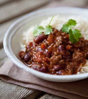 Il chili con carne (o chilli) è un piatto messicano ricco e buonissimo, che viene servito in tutti i ristoranti messicani; è anche un must dei pub inglesi. Chilli Con Carne Slow Cooker, Hairy Bikers Recipes, Chilli Con Carne Recipe, Con Carne Recipe, Chilli Recipes, Beef Chili, Bbc Good Food Recipes, Chili Recipes, Beef Recipes