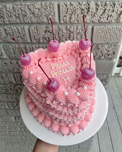 Pisces Queen Cake, Pisces Birthday Cake Ideas, Heart Shaped Cakes Birthday Pisces, Pisces Bday Cake, Pisces Heart Cake, Pisces Princess Cake, Pisces Birthday Photoshoot Ideas, Pisces Cake Aesthetic, Heart Cake Pisces