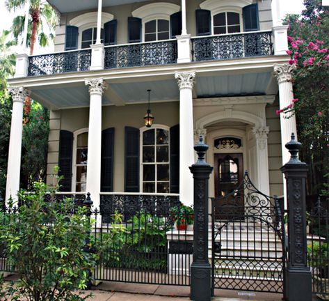 Estilo Charleston, New Orleans Style Homes, New Orleans Garden District, New Orleans Architecture, Shotgun House, Black Shutters, House Design Exterior, New Orleans Homes, Garden District