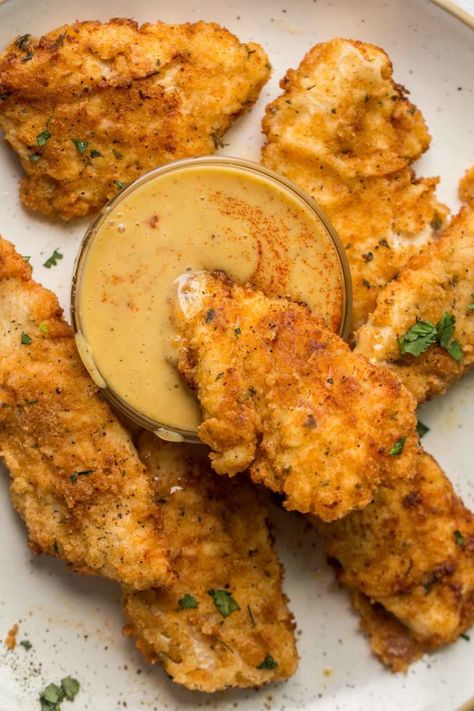 Homemade buttermilk chicken tenders that are juicy, tender and crispy. The BEST homemade chicken tenders recipe with an easy honey mustard dippinh sauce. Crispy Tenders, Buttermilk Fried Chicken Tenders, Easy Chicken Tenders, Buttermilk Chicken Tenders, Oven Baked Chicken Tenders, Homemade Chicken Tenders, Eggs Fried, Brown Chicken, Fried Chicken Tenders