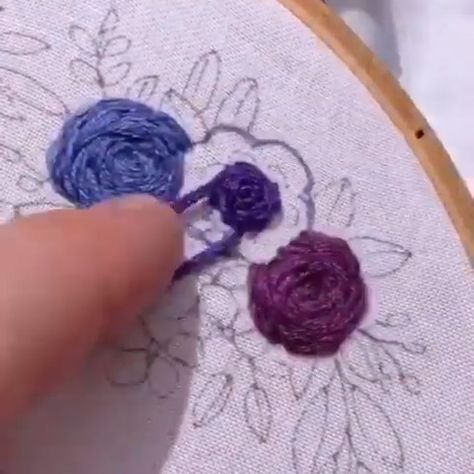 The Easy Stitch’s Instagram profile post: “Stem stitch roses tutorial🌹 . 👯‍♀️Follow @theeasystitch for more tutorials and stitching ideas! . 🎊Get your free cross stitching pattern…” Embroidery Stem Stitch, Learning Embroidery, Roses Tutorial, Stem Stitch, Stitching Ideas, Rose Tutorial, Easy Stitch, Cross Stitch Patterns Free, Floral Rings