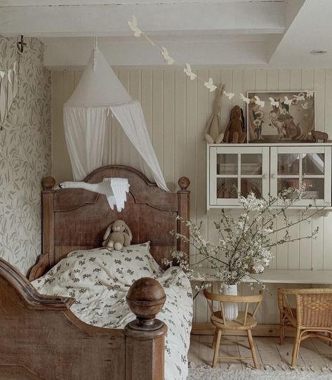 Vintage Toddler Rooms, Vintage Kids Room, Kids Rooms Inspo, Toddler Bedroom, Toddler Girl Room, Kids Bedroom Inspiration, Baby Room Inspiration, Nursery Room Inspiration, Kids Room Inspiration