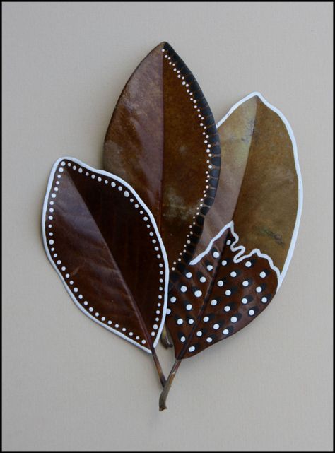 Painted Magnolia, Leaf Art Diy, Dry Leaf Art, Painting Leaves, Aesthetic Painting Ideas, Edible Crafts, Leaf Painting, Deco Nature, Leaf Crafts