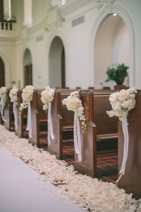 Church Wedding Ceremony Decorations, Decor Wedding Indoor, Flowers Church Wedding, Church Reception Decorations, Wedding Altar Decor, Wedding Ceremony Church, Pew Ends Wedding, Catholic Church Wedding Decorations, Church Flower Arrangements Wedding