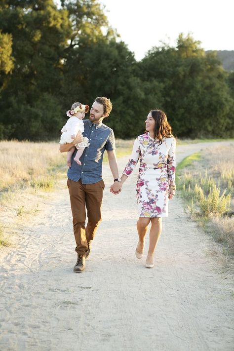 A couple carrying their baby. A wonderful family portrait. This is a great family photo inspiration. Family Pictures With A 3 Month Old, 6 Month Family Pictures, Family Pictures With A 6 Month Old, Family Photos With Six Month Old, Family With 6 Month Old Picture Ideas, Family Photoshoot 1 Child, Family 3 Photography, Family Posing Ideas For 3, Family Photoshoot With 6 Month Old