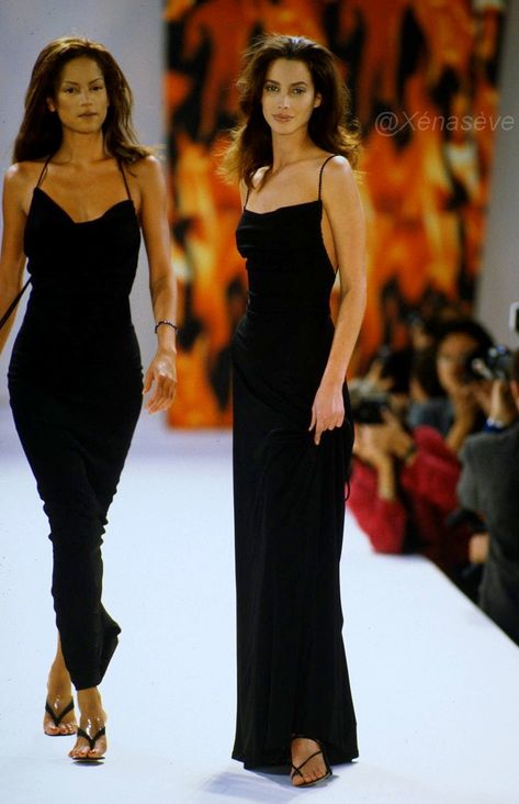 Spring/Summer 1994 Supermodel Aesthetic Runway, Black Runway Dress, Aesthetic Runway, Style Inspiration 90s, Supermodel Aesthetic, Hobo Dress, Estilo Rachel Green, Black Runway, Todd Oldham