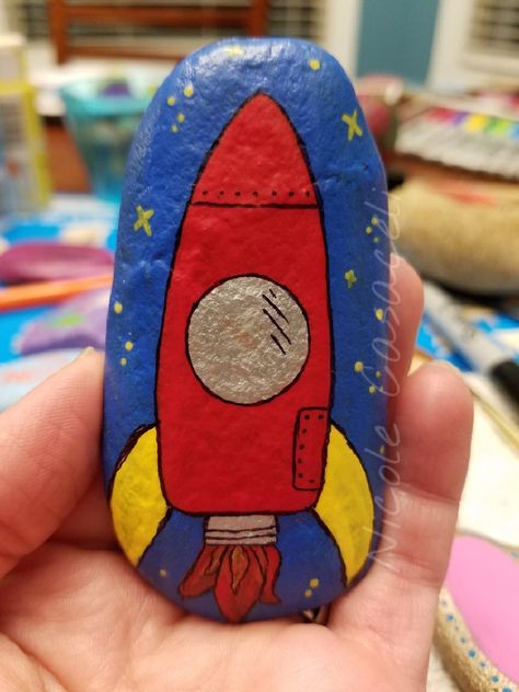 Robot Rock Painting, Spaceship Rock Painting, Robot Painted Rock, Space Painted Rocks, Space Rock Painting, Hand Painted Rocks Ideas, Shoot For The Moon, Diy Rock Art, Stone Art Painting