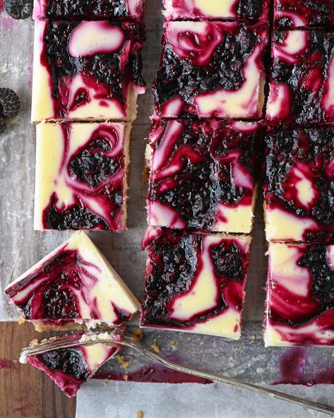 Black Raspberry Cheesecake, Black Raspberry Recipes, Cherry Cheesecake Bars, Raspberry Cheesecake Bars, Blueberry Cheesecake Bars, Baking Lessons, Baked Cheesecake, Cherry Sauce, Cake Mug