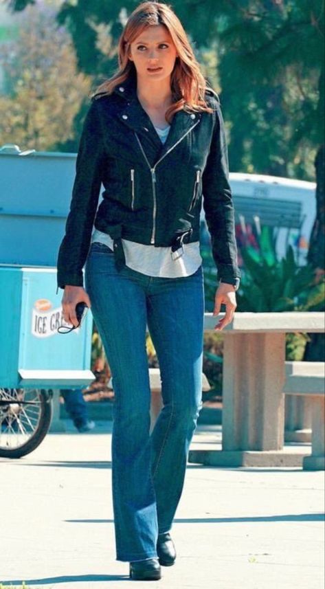 Kate Beckett Outfits, Castle Abc, Female Movie Stars, Castle Tv Shows, Castle Beckett, Angie Harmon, Castle Tv, Kate Beckett, Nathan Fillion