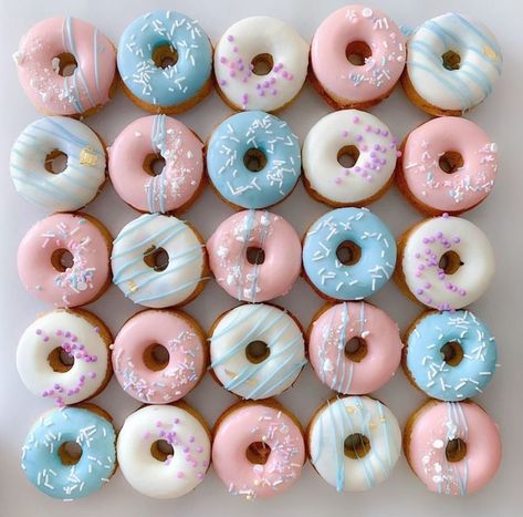 raymond2 – Fubiz Media Donut Decorating Ideas, Donut Flavors, Ray Ray, Elegant Food, Idee Babyshower, Mommy To Bee, Cute Donuts, Donut Wall, Sweet Bakery