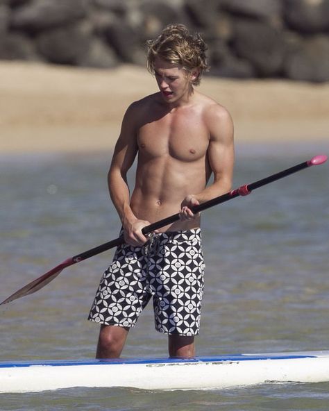 Austin Butler Austin Butler Shirtless, Austin Butler And Vanessa, Shirtless Actors, Shannara Chronicles, Guys In Speedos, Hubba Hubba, Hot Abs, Austin Butler, Vanessa Hudgens