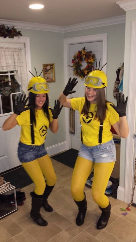 Do it yourself Minion Costume! Iron on decals, super glue pipe cleaners to construction hat, spray paint goggles, yellow tights, and attach suspenders to jean shorts! Diy Minion Headband, Minion Women Costume, Minion Diy Costume Woman, Minion Adult Costume, Minion Outfit Women, Minion Costumes Diy Women, Diy Minion Costumes For Women, Minion Makeup Ideas, Minion Outfit Ideas