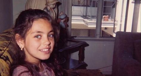 Mila Kunis ( childhood photo ) home at her parent’s condo Los Angeles, CA ( Houzz video ) undated  ( early 1990’s )  shared to groups 5/19/20 Mila Kunis Young, Mila Kunis Style, Heather Graham, Eliza Dushku, Leo Women, Michelle Rodriguez, That 70s Show, Mila Kunis, Child Actresses