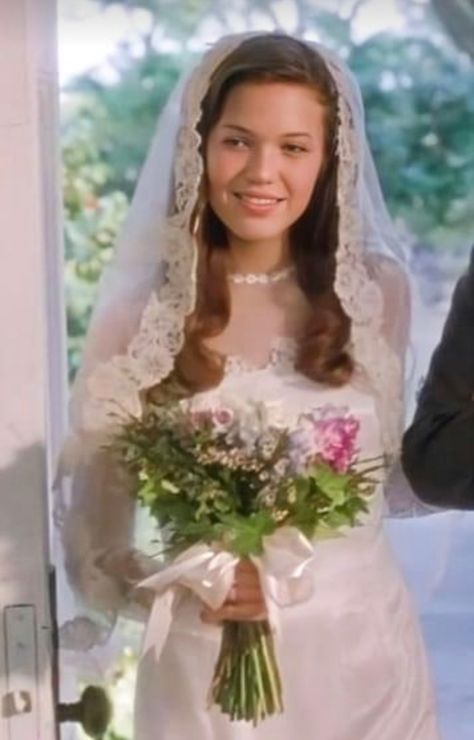 Love the veil A Walk To Remember Wedding Dress, Mandy Moore Aesthetic, Mandy Moore A Walk To Remember, A Walk To Remember Wedding, Walk To Remember Wedding, Filipiniana Wedding, A Walk To Remember, Rom Coms, Wedding Cake Fresh Flowers