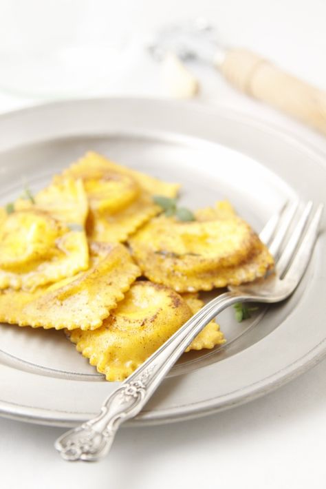 Pan Fried Ravioli with Browned Butter Herb Sauce. Doesn't get any better than this. Carrot Ravioli, Butter Herb Sauce, Ravioli Recipe Homemade, Fried Ravioli, Butter Herb, Veggie Art, Roasted Carrot, Homemade Ravioli, Ravioli Recipe