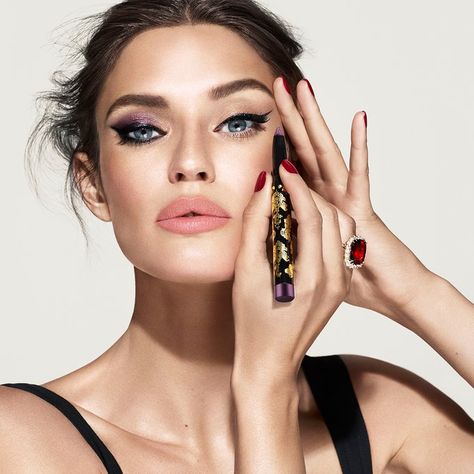 Dolce And Gabbana Makeup, Make Up Collection, Dolce Gabbana Jacket, Bianca Balti, Vegan Bag, Olive Skin, Sophisticated Look, Spring Beauty, Vegan Bags