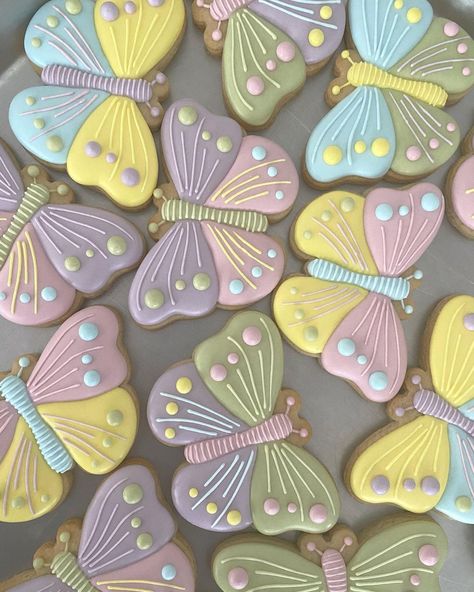 Butterfly Sugar Cookies Royal Icing, Butterfly Decorated Cookies, Butterfly Royal Icing Cookies, Butterfly Sugar Cookies Decorated, Butterfly Cookies Decorated, Butterfly Cookies Royal Icing, Butterfly Sugar Cookies, Flower Sugar Cookies, Bee Cookies