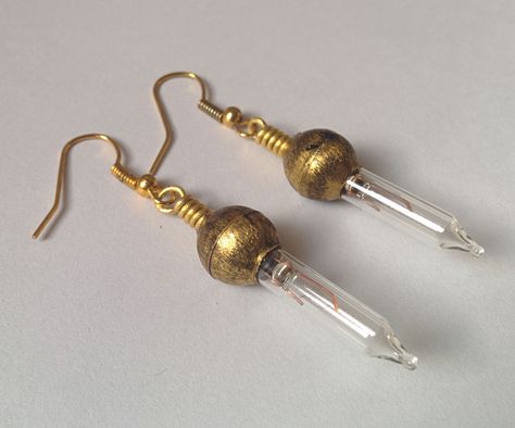 How to make earrings using old x-mas lights bulb 14k Gold Hoop Earrings, Make Earrings, Hammered Hoop Earrings, Statement Jewellery, Jewelry Christmas, Trendy Earrings, Steam Punk, How To Make Earrings, Ear Jewelry