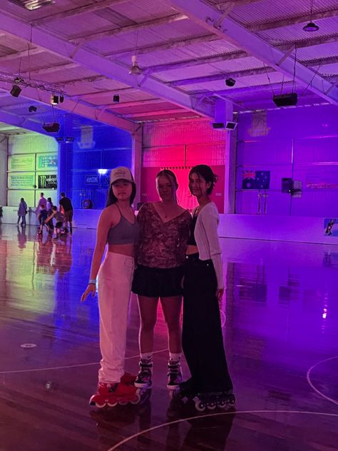 Roller Skating Date, Rollergirl Boogie Nights, Roller Skating With Friends, Outdoor Roller Skating Rink, Roller Skating At Night Aesthetic, Disco Party Aesthetic, Roller Skate Birthday Party, Skate Birthday Party, Roller Skate Birthday