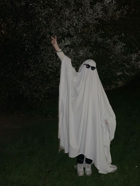 Gost Pic, Ghosts Costumes, Ghost Shoot, Sheet Ghosts, Ghost Photo, Ghost Photoshoot, Earring Cuff, Earring Cuff Chain, Sheet Ghost