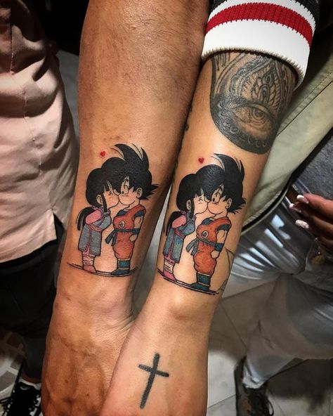 Calicatura, detalles, color, Goku, tattoo pareja. Goku And Chi Chi Tattoo, Tattoo Pequeños, Tattoos Parejas, Goku Tattoo, Goku And Chichi, Chibi Couple, Tattoo Color, Birth Flower Tattoos, Tatuaje A Color