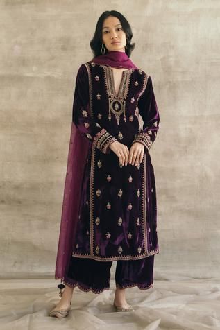 Velvet Kurta Pakistani, Mughal Clothing, Velvet Suit Designs Pakistani, Velvet Suits Women Indian, Velvet Sharara, Sureena Chowdhri, Royal Robes, Designer Suits For Wedding, Velvet Suit Design