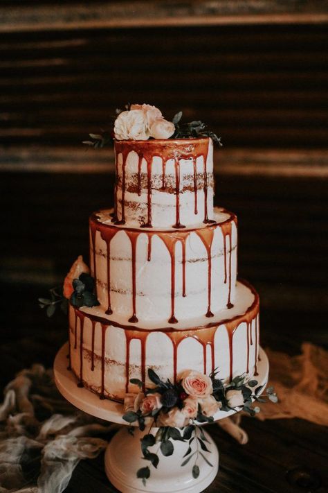 You'll feel hungry after seeing this elegant drip cake | Image by Melissa Marshall Photography   #cake #cakedesign #cakeinspiration #weddingcake #weddingcakedesign #weddingcakeinspiration #cakeinspo #weddingcakeinspo #creativecake Wedding Drip Cake, Cake Fancy, Cake With Flowers, Pretty Wedding Cakes, Baking Inspiration, Floral Wedding Cakes, Romantic Wedding Cake, Naked Cakes, Cakes Recipes