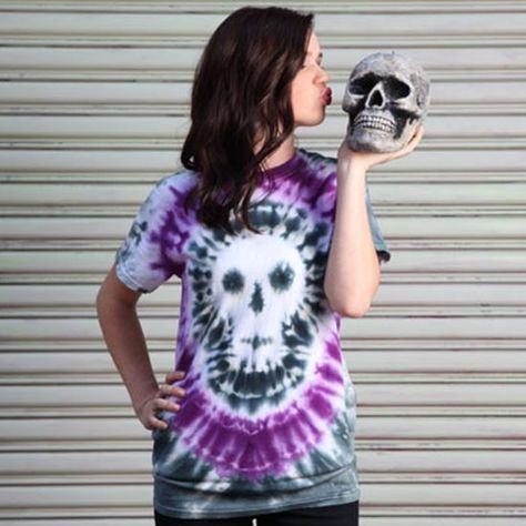 Tie-Dye Skull T-shirt How To Make A Tie, Tie Dye Shirts Patterns, Everyday Crafts, Tie Dye Patterns Diy, Dye Art, Diy Tie Dye Shirts, Make A Tie, Tie Dye Party, Halloween Things