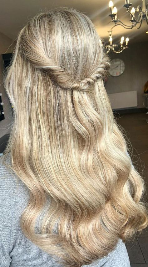 Loose Waves Do you love to have loose waves? Half up and Loose waves are versatile hairstyle. It is so easy and quick to... Casual Curls, Half Up Hairstyles, Crown Hairstyle, Half Updo Hairstyles, Peinados Hair Styles, Half Up Half Down Hair Prom, Simple Prom Hair, Hairstyles 2024, Beach Wave Hair