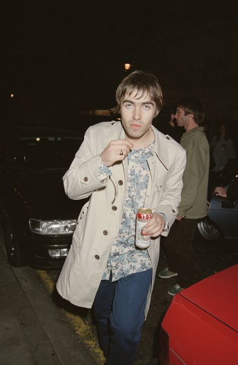 Just in time for Supersonic, here’s our primer on getting Oasis’s mod-tinged ’90s look for fall. Liam Gallagher Oasis, Oasis Clothing, Oasis Band, Liam And Noel, Musician Photography, Liam Gallagher, 90s Looks, Musical Band, Oasis Fashion