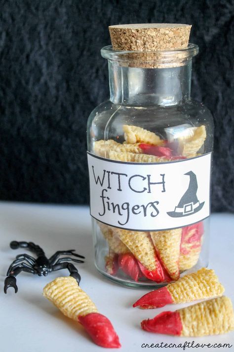 Witch Fingers | Free Halloween Printable and Recipe Buffet Halloween, Witch Fingers, Fun Halloween Treats, Spooky Food, Halloween Fest, Fun Halloween Food, Easy Halloween Food, Halloween Food Treats, Halloween Treats Easy