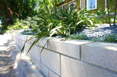 A DIY Cinder Block Retaining Wall Project Breeze Block Retaining Wall Garden, Concrete Block Retaining Wall Ideas, Cinder Block Retaining Wall, Cinder Block Garden Wall, Cheap Retaining Wall, Block Retaining Wall, Small Retaining Wall, Diy Retaining Wall, Retaining Wall Ideas