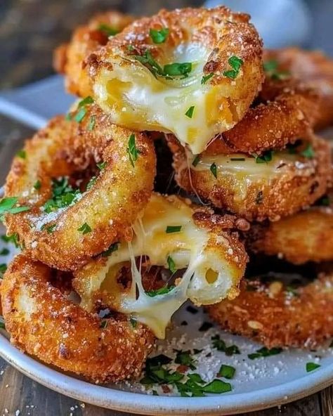 Ring Food Ideas, Baked Mozzarella Onion Rings, Mozzarella Onion Rings, Amazing Looking Food, Mozarella Recipes Dinner, Mozzarella Onion Rings Recipe, Stuffed Onion Rings, Stuffed Onions, Munchies Recipes