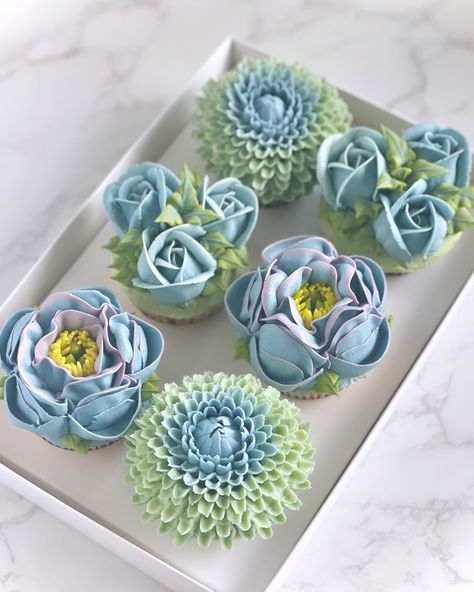 Blue And Green Cupcakes, Earth Cupcakes, Green Muffins, Blue And Sage Green, Green Cupcakes, Blue Frosting, Blue Cupcakes, White Cupcakes, Cupcake Cake Designs