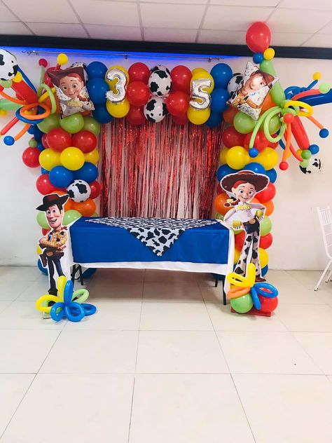 Toy Story Balloon Arch, Centerpieces Balloons, Toy Story Centerpieces, Balloon Toys, Mickey Safari, Balloon Arches, Toy Story Birthday Party, Girl Birthday Themes