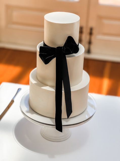 White Wedding Cake Black Flowers, White Wedding Cake With Black Accents, Black And White Wedding Theme Cake, Black White And Navy Wedding, Black Tie Wedding Cake, White And Black Wedding Cake, Wedding Cake Black And White, Wedding Flowes, Bow Wedding Cakes